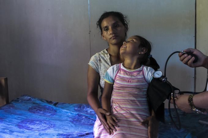 Una niña y su madre atendidas por un proyecto de salud, El Cuá, Jinotega