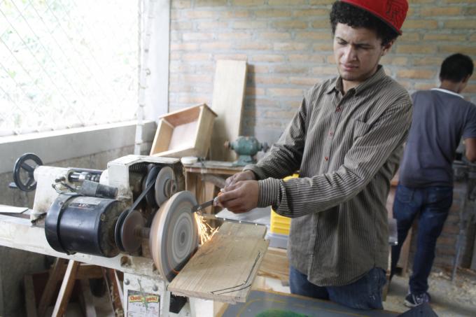 Un chico participando en un taller de carpintería 28.05.2014. El Cuá.