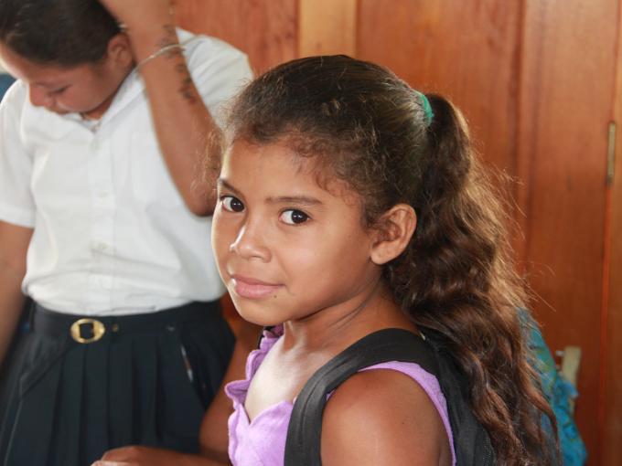 Una niña participa con LPN en Alamikangban, 19.11.2014