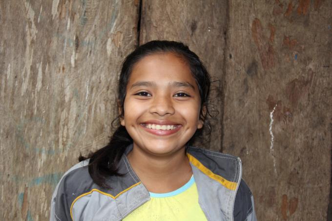 Keitlina, una niña beneficiaria del proyecto de la comunidad de Siares, 14.07.2014