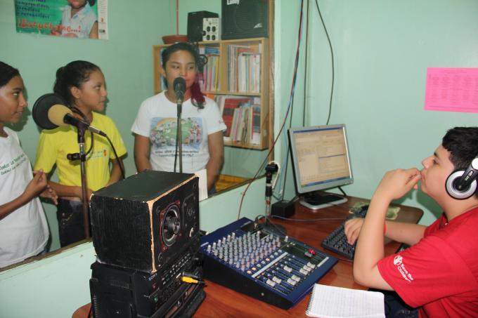 Jóvenes participantes en el estudio de Radio Chavala. Managua, 14.01.2015