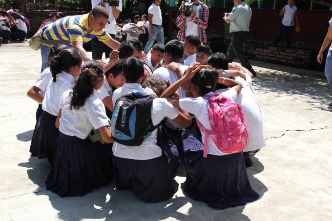 Estudiantes durante la evacuación de la escuela, Tololar..