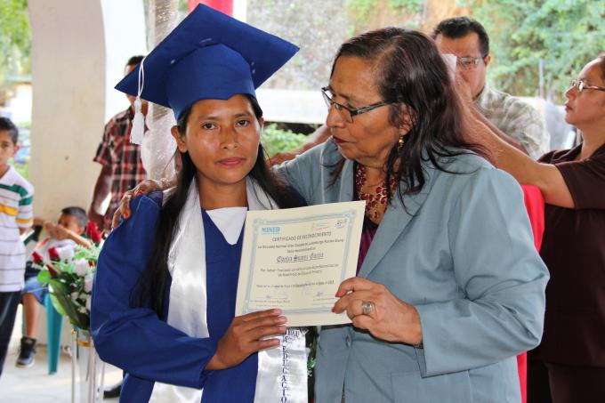 La profesora Herrera entrega el certificado a una maestra. 18.01.2015