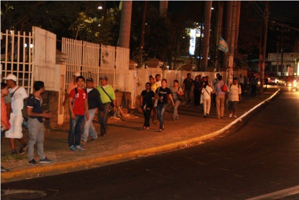People in Managua after the earthquake. 10.04.2014. By El Nuevo Diario Newspaper, Óscar Sánchez