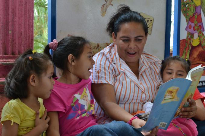  Educator of Libros para Niños reads a story