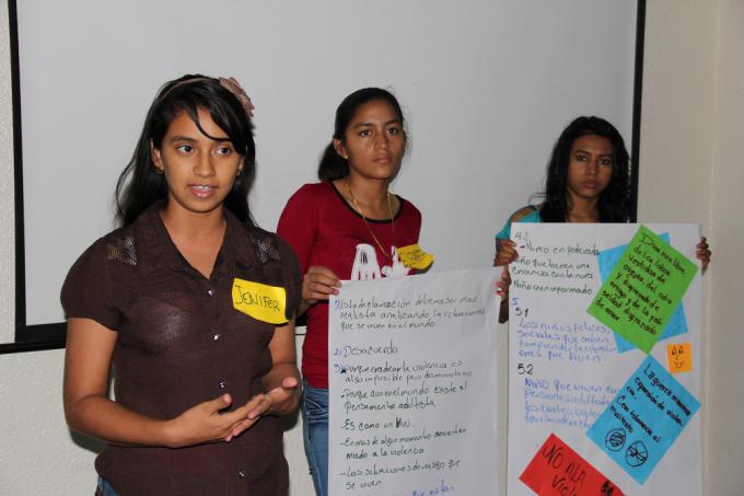 Jenifer Mendoza de 16 años, natural del municipio de Wiwilí (Nueva Segovia), a la izquierda de la fotografía, explicando en plenaria el trabajo realizado por su grupo. 