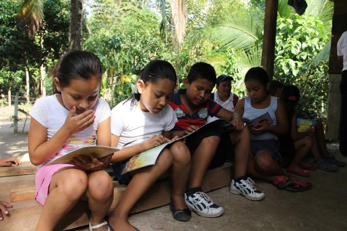 Children reading in other circle of Siuna, 25.03.2014
