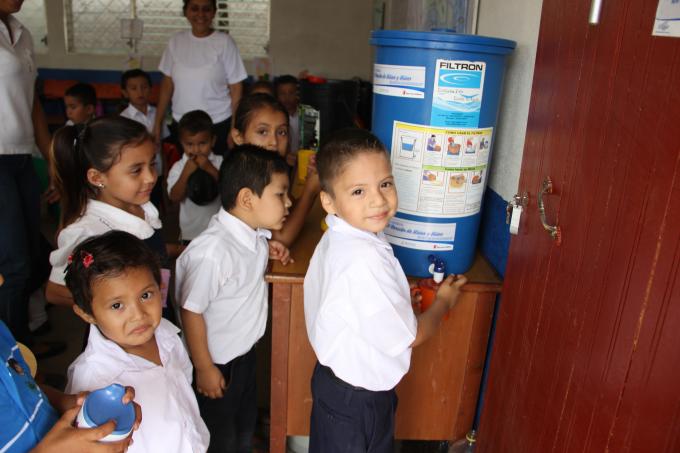Kids drinking using the new water system in Siuna, 24.03.2014