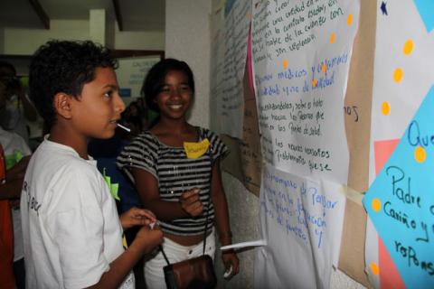 Jeskania Caldera de12 años, y Alejandro Valle de 11 años, ambos de Granada, durante las votaciones de los mensajes a dirigir a dirigidos a las organizaciones que conforman el Movimiento Mundial por la Infancia Capítulo de Nicaragua, a la Alianza Global y a las instituciones y gobiernos del mundo.