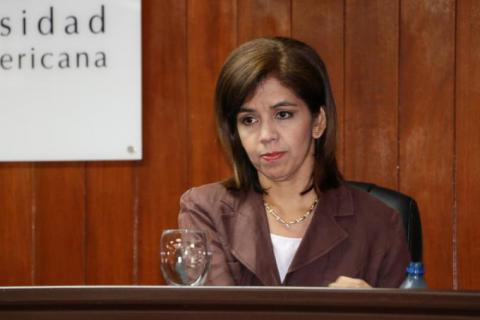 Arely Méndez, directora de la Oficina Técnica para el Seguimiento del Sistema Penal de Adolescentes (OTSPA) de la Corte Suprema de Justicia durante la inauguración de la Especialización en la UCA.