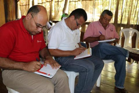  Leonel Martínez y Carlos Jarquín, ambos técnicos de salud y nutrición de Save the Children; Ariel Barquero de ODESAR, socio en proyectos de Lucha contra la Pobreza.